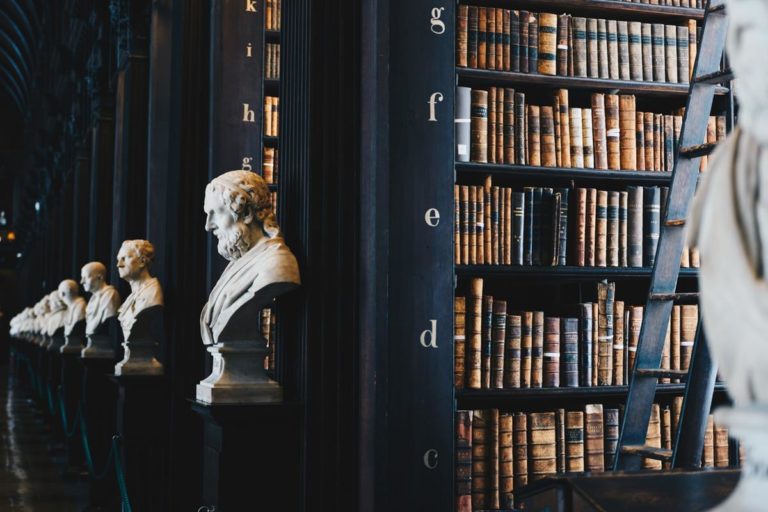 Jakie przepisy określają zamówienia publiczne?