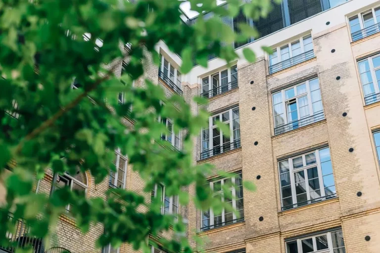 Nowoczesne technologie w sprzedaży nieruchomości: Rola internetu i VR
